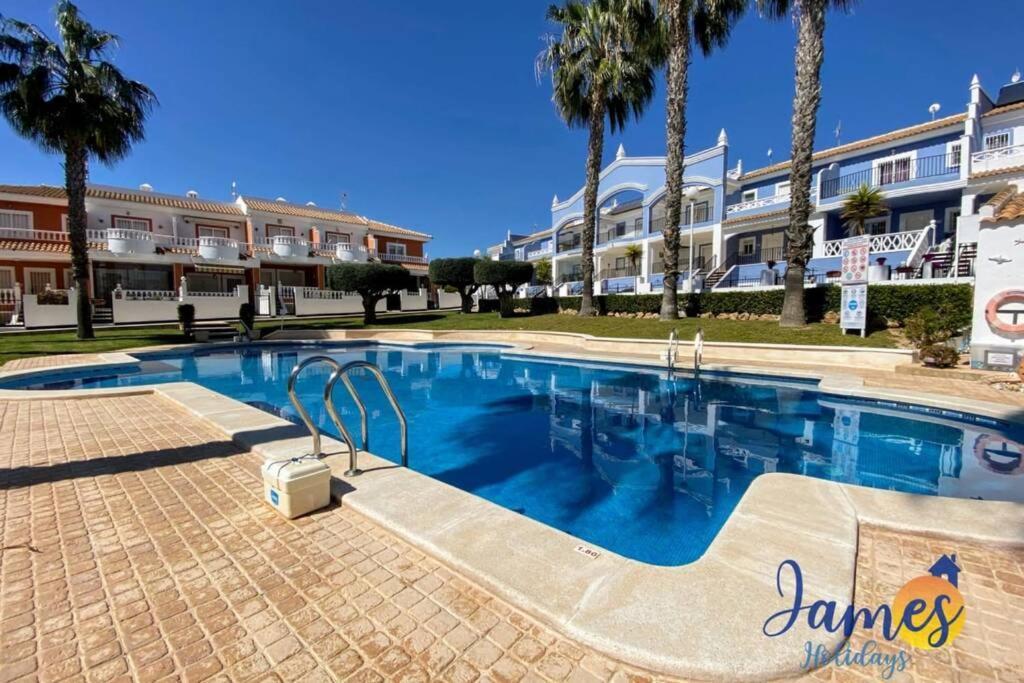 Laguna Townhouse Overlooking Communal Pool Lom01 Vakantiehuis *