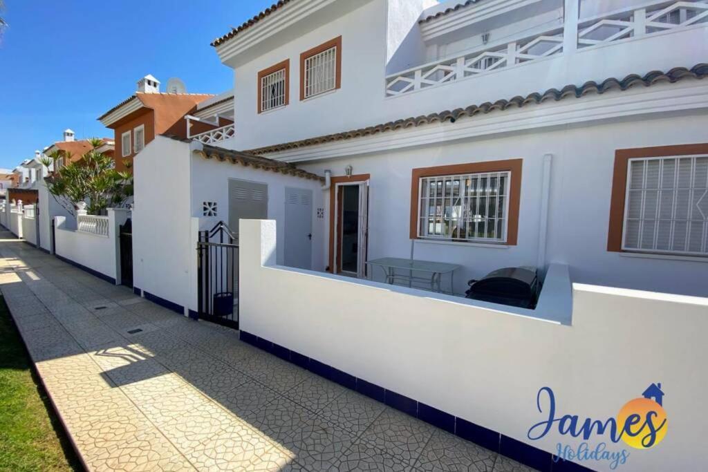Laguna Townhouse Overlooking Communal Pool Lom01 Holiday home *